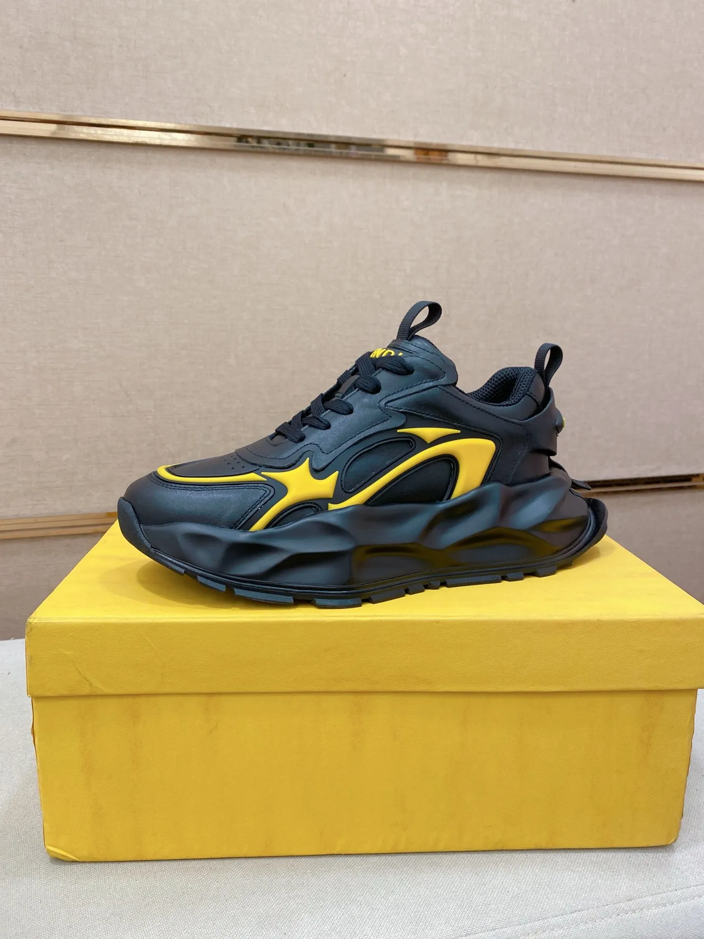 Factory price 580💰 FENDI new model (Fendi) official website 1:1 copy 👊🏻Upper 🇮🇹Imported cowhide🇩🇪Inside imported breathable mesh lining. The original outsole is molded to reflect the identity of every man, and the upper foot is elegant and stable🚶🏻🚶🏻The high-end custom counter original replica📯The shoe last remains unchanged regardless of wind and rain, and can withstand the verification of time🔍️,🔵 Size: 39-45. Can be customized 38-46 non-refundable and non-exchangeable!
